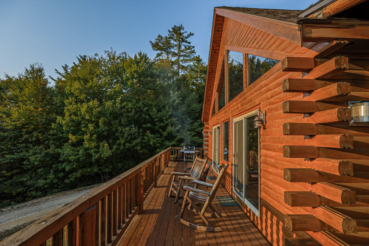 Wrap-around deck alongside the cabin