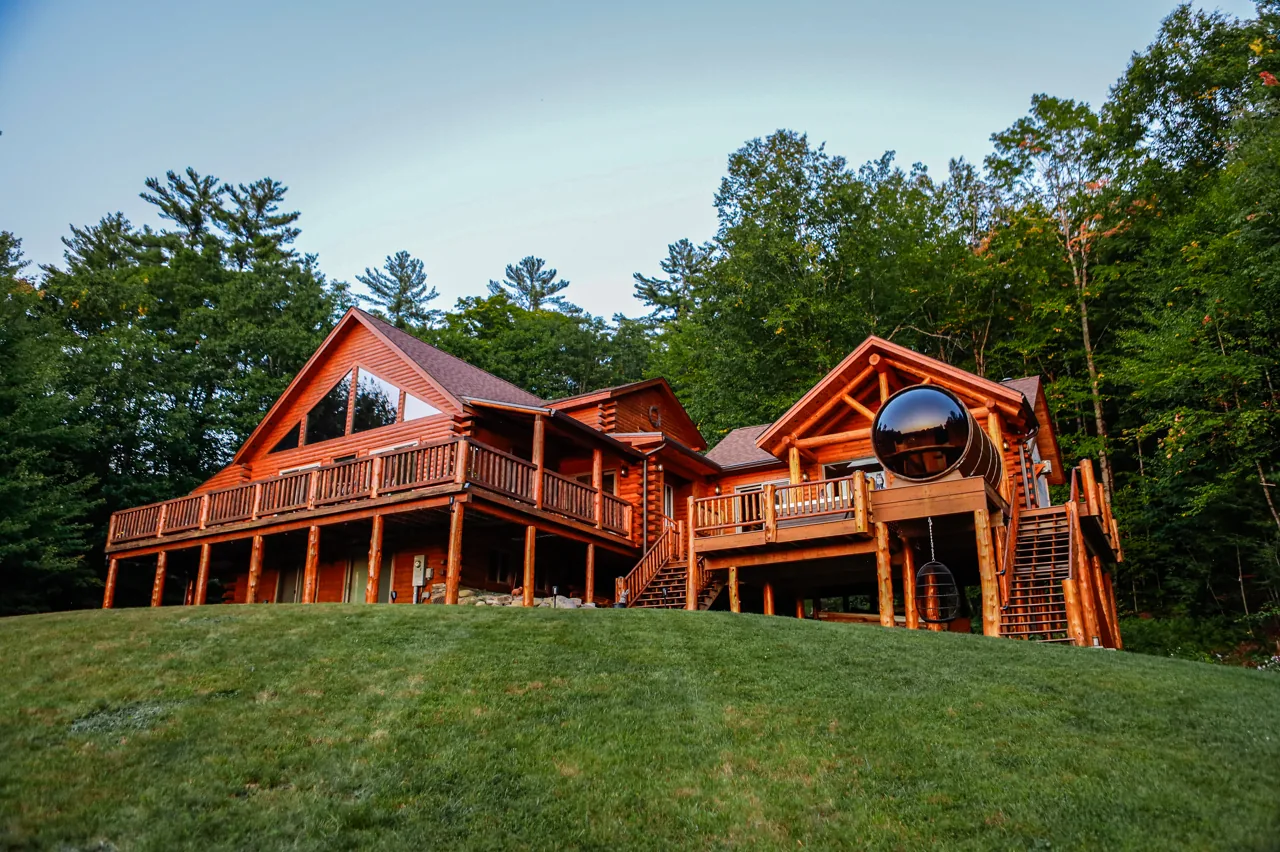 Sweet Cabin and its spacious lawn in summer